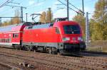 182 009-1 mit einem PbZ aus Doppelstocksteuerwagen + Doppelstockwendezug bei der Durchfahrt im Bhf.