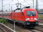 Die 182�r der DB im Regionalverkehr in Berlin-Brandenburg, es sieht l�cherlich aus und sehr gew�hnungsbed�rftig, hier 182 006-7 mit Steuer- und Personenregionalwagen Richtung �ber Berlin-Spandau nach