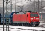 185 010-6 mit einem Zug polnischer Selbstentladewagen, wahrscheinlich Kohlelieferung f�r eines der Berliner Kohlekraftwerke beim Kurzhalt Berlin-Beusselstr.