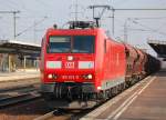 185 013-0 mit einem Ganzzug gedeckter Sch�ttgutwagen nach Personalwechsel im Bhf.