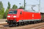 185 060-1 mit einem gemischten G�terzug beim Kurzhalt im Bhf.