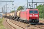 185 009-8 mit einem Ganzzug Kesselwagen (Kreideschlammtransporte) bei der Durchfahrt im Bhf.