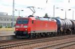 185 061-9 mit Kesselwagenzug beim Personalwechsel im Bhf.