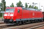 185 081-7 mit einem Ganzzug offener G�terwagen beim Pausieren im Bhf.