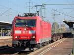 185 058-5 mit Ganzzug Schwerlastwagen mit Stahlbrammen beladen nach Personalwechsel im Bhf.