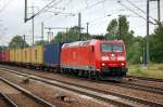 185 004-9 mit Containerzug am 21.06.12 Bhf.