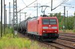 185 002-3 fahrt mit Kesselwagenzug kurz zum Personalwechsel im Bhf.
