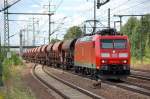 185 021-3 mit Ganzzug Sch�ttgutwagen f�hrt zum Personalwechsel im Bhf.