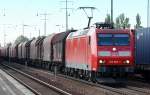 185 003-1 hat einen G�terzug f�r Stahlprodukte am Haken und durchf�hrt den Bhf.