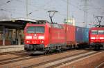 185 057-7 durchfährt mit Containerzug den Bhf.