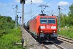 185 073-4 mit Kesselwagenzug bei der Durchfahrt Bhf.