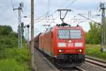 Doppeltraktion 185 057-7 + 185 006-4 mit Erzzug bei der Durchfahrt Bhf.