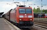 185 018-9 mit einem gemischten Güterzug bei der Durchfahrt im Bhf.