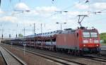 185 051-0 mit einem PKW-Transportzug fabrikneuer FORD KA bei der Einfahrt im Bhf.