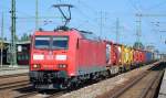 185 062-7 fährt mit einem Containerzug kurz zum Personalwechsel im Bhf.