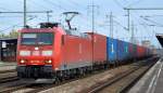185 079-1 fährt mit Containerzug zu einer längeren Pause im Bhf.