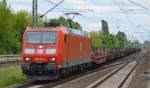185 079-1 mit einem Ganzzug Drehgestell-Flachwagen mit Stahlbramen am 02.06.15 Durchfahrt Bhf.