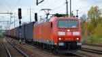185 077-5 mit Containerzug am 17.10.15 Durchfahrt Bhf.