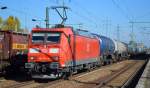 185 014-8 mit Kesselwagenzug am 10.10.15 Durchfahrt Bhf.