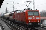 Bei starkem Regen kam 185 081-7 mit 155 206-6 und kurzem gemischten Kesselwagenzug am 23.02.17 Berlin-Karow Richtung Oranienburg.
