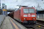 185 078-3 mit Ganzzug gedeckter Schüttgutwagen am 10.03.17 Bf.