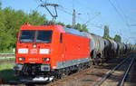Wie neu, 185 017-1 mit Kesselwagenzug (leer) am 31.05.17 Bf.