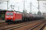 185 003-1 mit einem Ganzzug Kesselwagen bei der Durchafhrt im Bhf.