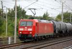 Bei str�menden Regen kommt kurz 185 005-6 mit Kesselwagenzug in Berlin-Blankenburg zum Halt am Hauptsignal um dem RE3 aus Richtung Berlin Karow den Vortritt zu lassen, 23.08.10