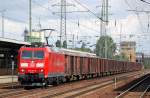 185 072-6 mit einem Ganzzug offener G�terwagen bei der Durchfahrt im Bhf.