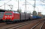 185 079-1 mit gemischten G�terzug beim Kurzhalt im Bhf.