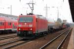 185 194-8 mit gemischtem G�terzug, 12.08.11 Bhf.