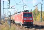 185 144-3 f�hrt mit Ganzzug Knickkesselwagen (Kreideschlamm) zum Personalwechsel im Bhf.