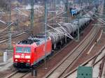 185 143-5 mit Kesselwagenzug Richtung Berlin-Wedding, 03.12.11 Berlin-Putlitzbr�cke.