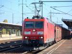 185 161-7 mit PKW-Transportzug mit �berraschend fabrikneuen Vauxhall Astra (werden glaube ich nur in Gro�britannien produziert?) zum Personalwechsel im Bhf.