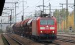 185 155-9 mit einem gemischten G�terzug durchf�hrt den Bhf.