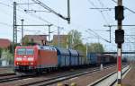 185 165-8 mit einem gemischten Güterzug bei der Durchfahrt im Bhf.