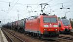 185 177-3 fährt mit Kesselwagenzug für eine längere Pause im Bhf.
