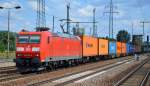 185 184-9 mit Containerzug bei der Durchfahrt Bhf.
