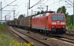 185 162-5 mit gemischtem Güterzug bei der Durchfahrt im Bhf.