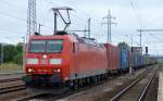 185 156-7 mit Containerzug bei der Durchfahrt Bhf.