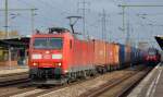 185 164-1 mit Containerzug bei der Durchfahrt Bhf.