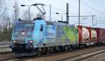 Noch mal aus näherer Perspektive, eine der wenigen DB Werbe 185ér, die 185 152-6 mit Containerzug am 02.02.15 Bhf.