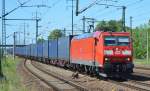 185 174-0 mit blauem Containerzug am 05.06.15 Durchfahrt Bhf.