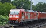 Es gibt sie ja schon eine ganze Weile, die Werbe 185ér 185 142-7 hier in Doppeltraktion mit 185 060-1 mit langem Ganzzug Schüttgutwagen für Erztransporte, trotzdem sehe ich sie hier im