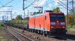 185 196-3 mit einem Leerzug Drehgestell-Flachwagen am 30.09.15 Bhf.