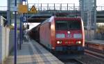 185 171-6 mit einem Ganzzug gedeckter Schüttgutwagen am 10.12.15 Berlin-Hohenschönhausen.