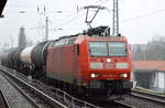 185 148-4 mit einem kurzen gemischten Kesselwagenzug am 17.02.17 Richtung Oranienburg, Berlin-Karow.