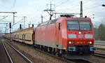 185 195-5 mit einem PKW-Transportzug (S.T.V.A.-Transportwagen, leer)am 27.02.17 Durchfahrt Bf.