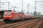 185 176-5 mit einem unbeladenen Ganzzug Containertragwagen beim Kurzhalt im Bhf.