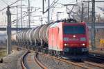 185 177-3 mit einem gemischten Kesselwagenzug bei der Durchfahrt im Bhf.
